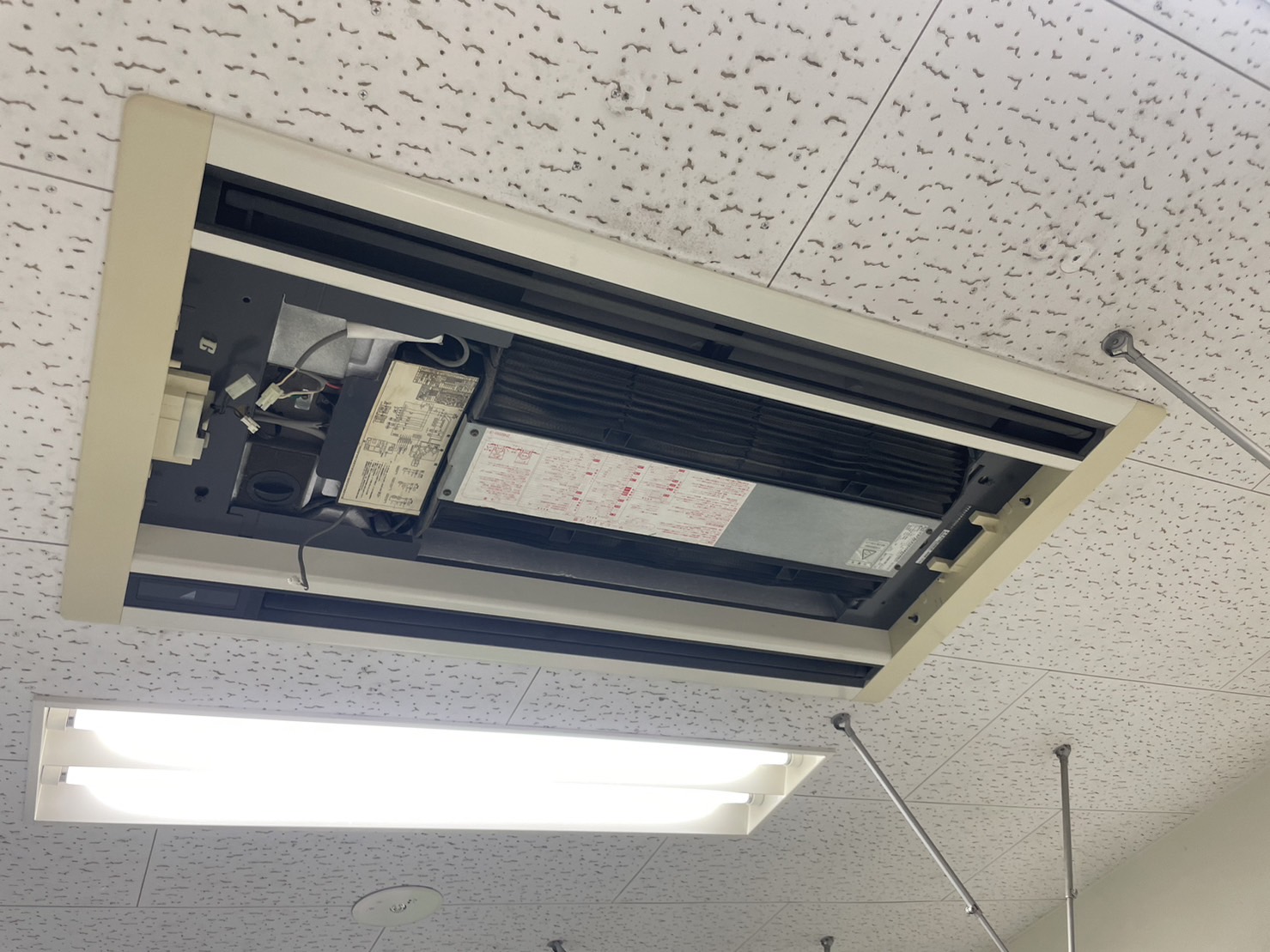 エアコン室内機部品交換作業